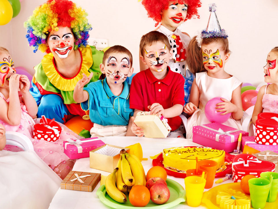 Dzieci bawiące się z klaunem
