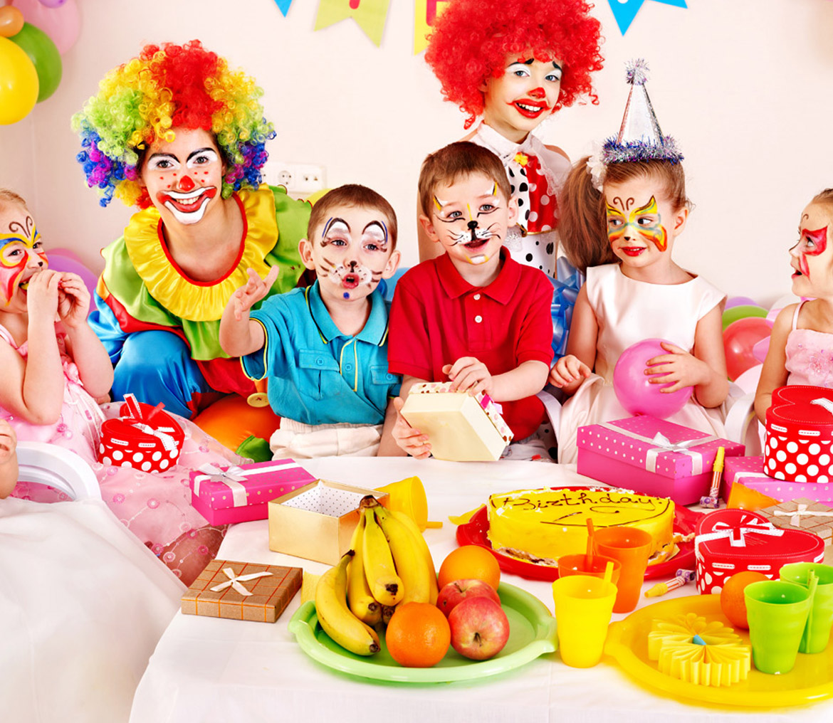 Dzieci bawiące się z klaunem