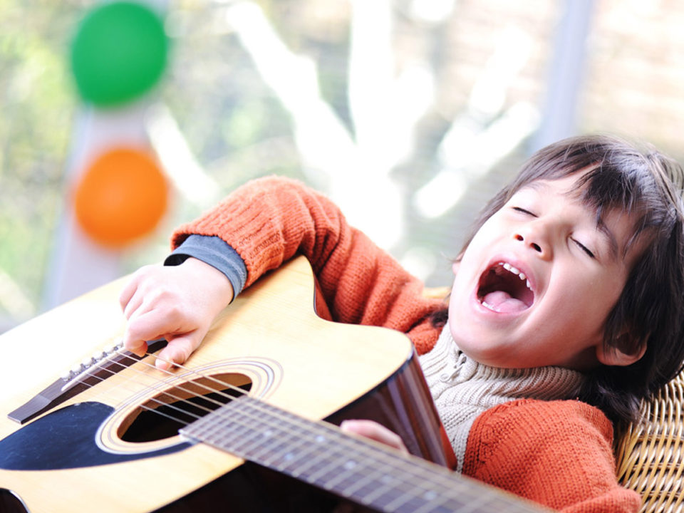 Dziecko gra na gitarze