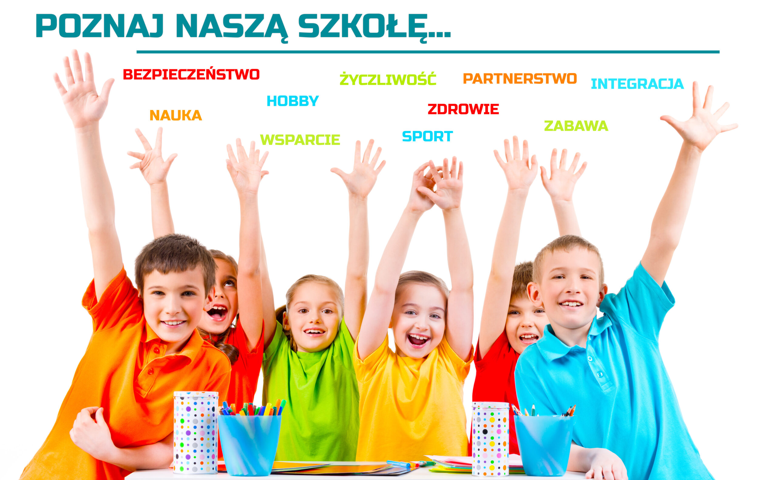Grafika przedstawia grupę cieszących się dzieci, trzymających dłonie w górze. Kolorowe koszulki. Białe tło zdjęcia. U góry grafiki widzimy napis POZNAJ NASZĄ SZKOŁĘ oraz hasła związane ze szkołą.